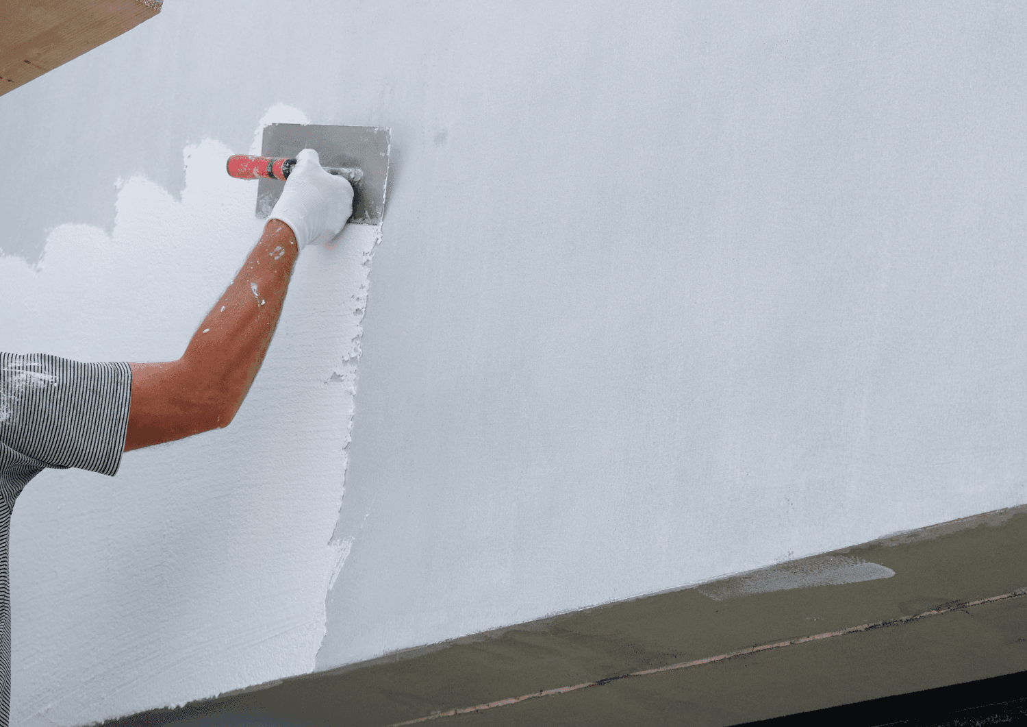Application d'un enduit sur la façade d'un immeuble en rénovation