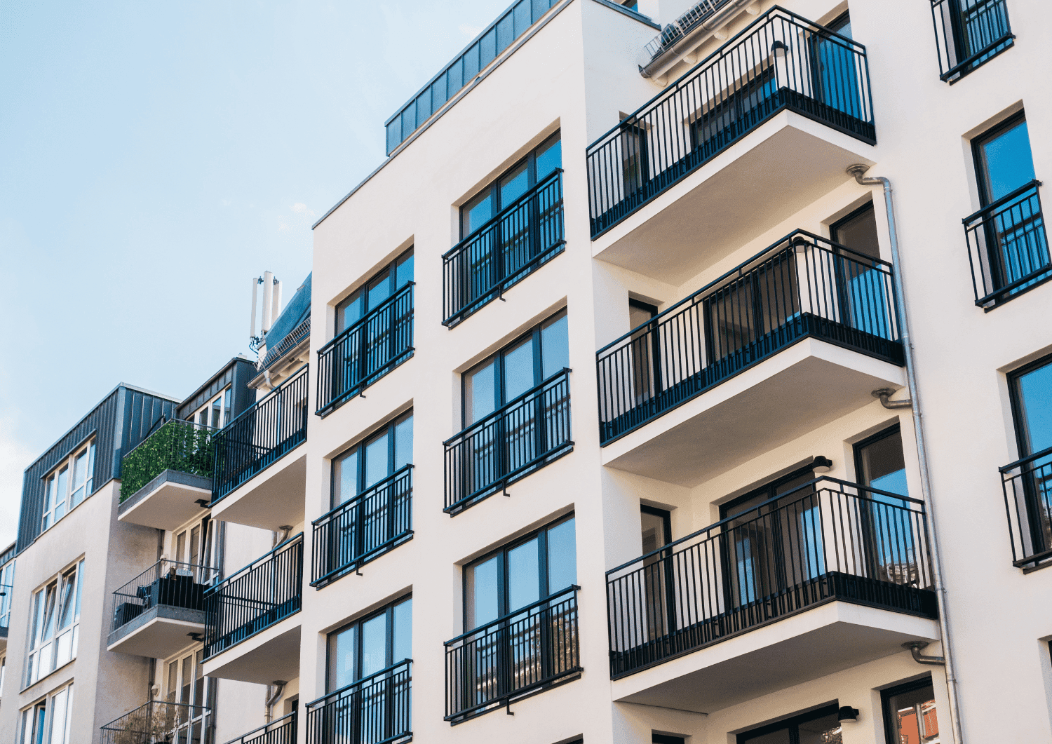 Immeuble moderne avec balcons - Travaux de façade par Entreprise BARBATO
